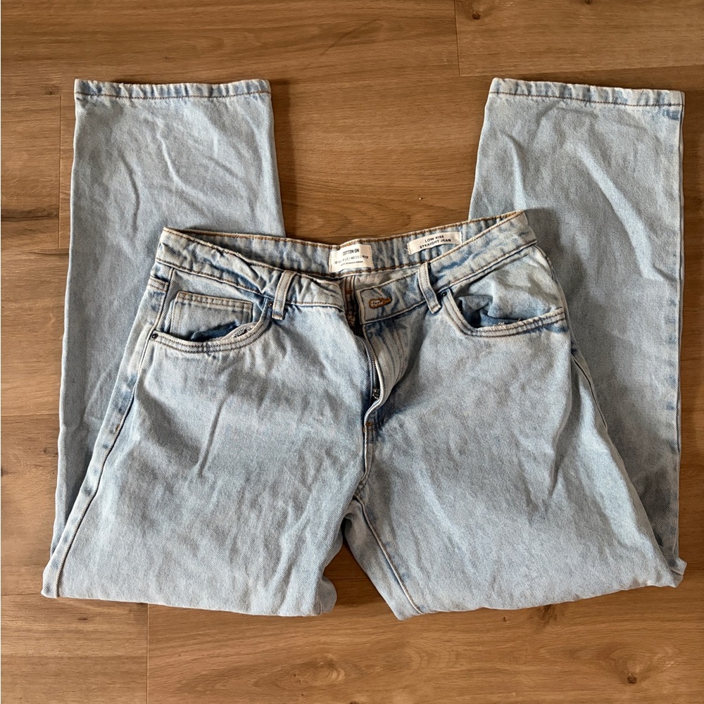 Light wash Jeans straight leg. Low rise